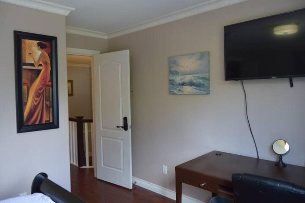 Jane'S Private Rooms With Shared Washroom Surrey Exterior foto